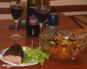 Фотография сервировки стейка с гарниром и вином