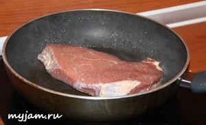 Изображение стейка на сухой сковороде