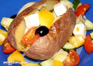 фото готового запечённого картофеля с салатом